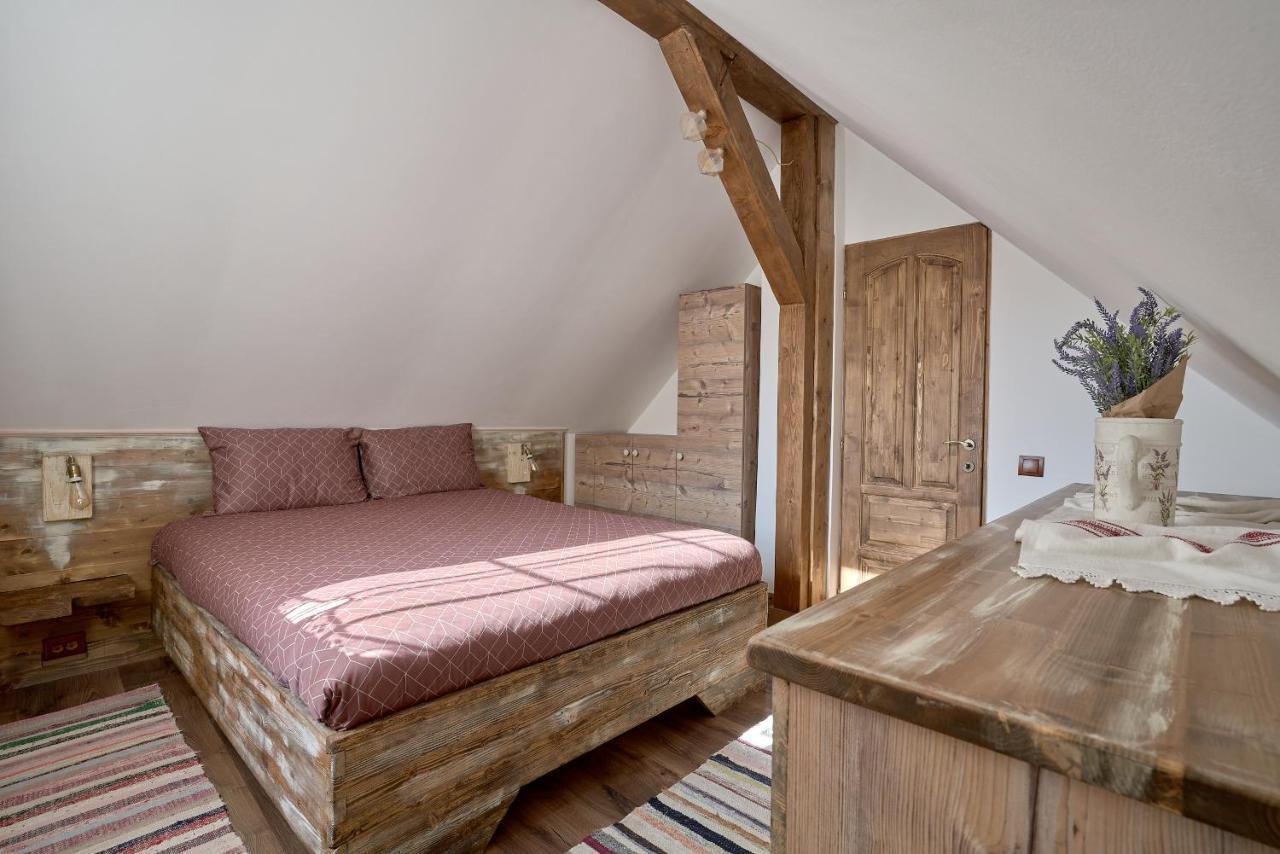 Walnut Tree Cottage Sacele Bagian luar foto