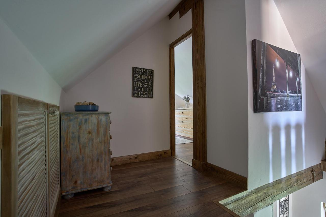 Walnut Tree Cottage Sacele Bagian luar foto