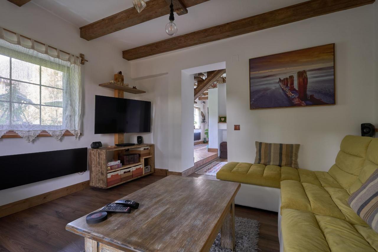 Walnut Tree Cottage Sacele Bagian luar foto